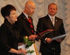 Audronės Kosciuškienės nuotraukoje: viena iš renginio akimirkų; kairėje – Jono Vileišio  premijos laimėtoja Dalia Zibolienė